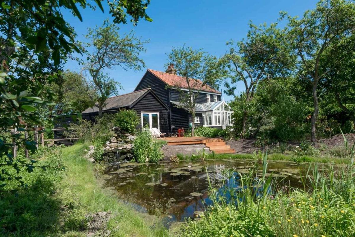 Navigation Cottage On The Historic Sea Lock Overlooking The Nature Reserve Maldon Esterno foto
