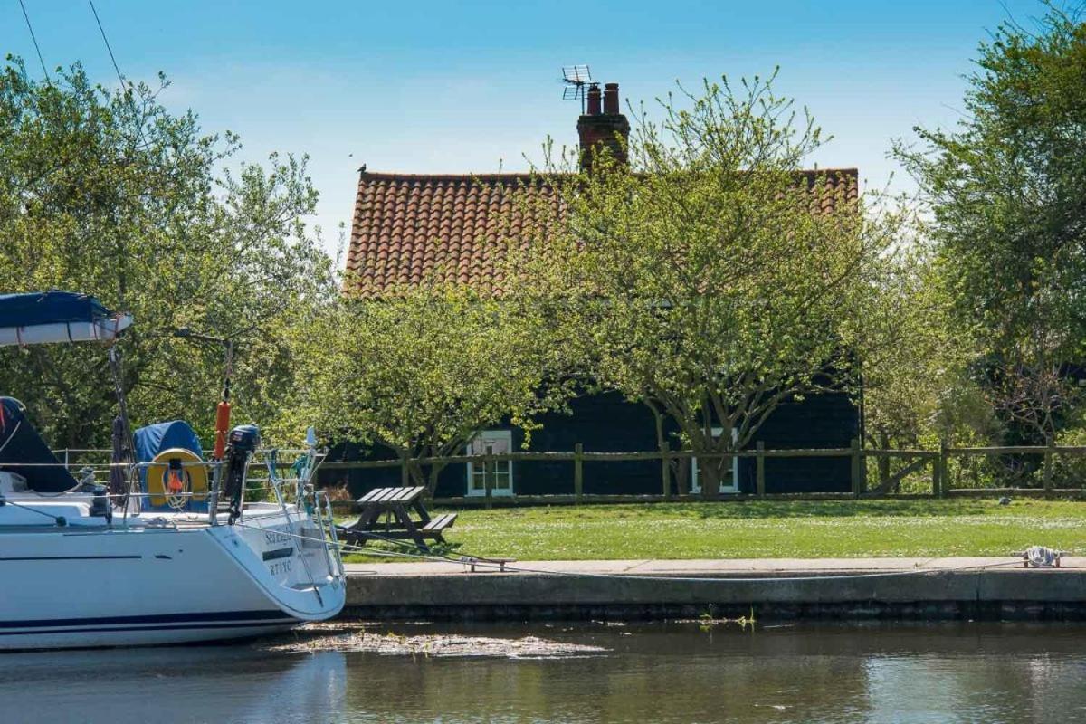 Navigation Cottage On The Historic Sea Lock Overlooking The Nature Reserve Maldon Esterno foto