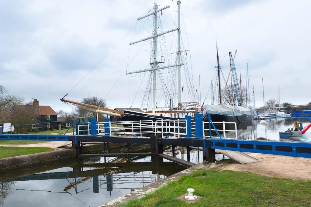 Navigation Cottage On The Historic Sea Lock Overlooking The Nature Reserve Maldon Esterno foto