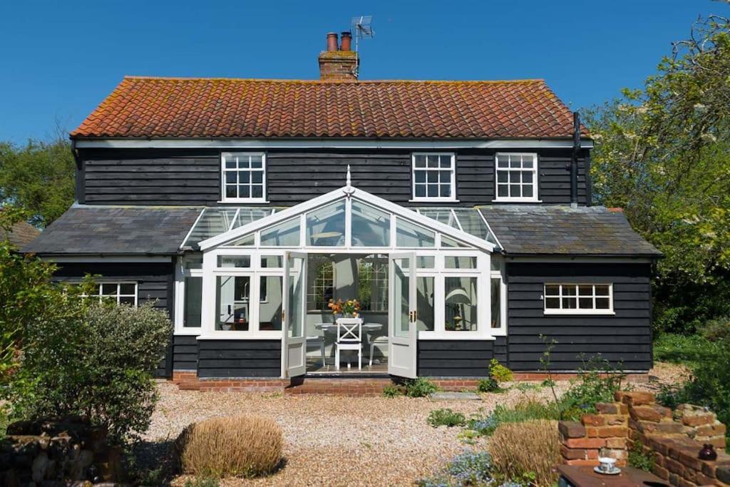 Navigation Cottage On The Historic Sea Lock Overlooking The Nature Reserve Maldon Esterno foto