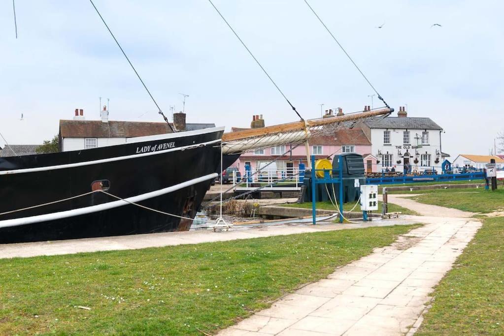 Navigation Cottage On The Historic Sea Lock Overlooking The Nature Reserve Maldon Esterno foto
