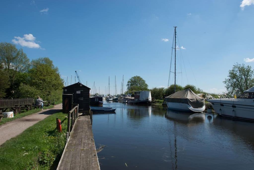 Navigation Cottage On The Historic Sea Lock Overlooking The Nature Reserve Maldon Esterno foto