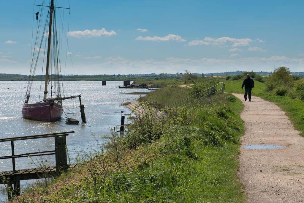 Navigation Cottage On The Historic Sea Lock Overlooking The Nature Reserve Maldon Esterno foto
